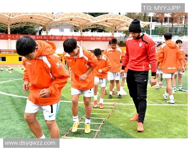 杨秀英独家分享足球心得与技巧解析助你提升球技与战术理解